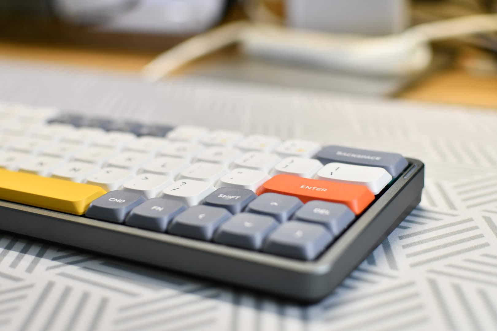 NuPhy Air 60レビュー。ラップトップパソコンの上でも使える省スペースキーボードの決定版! 14 Nuphy Air60 Front View