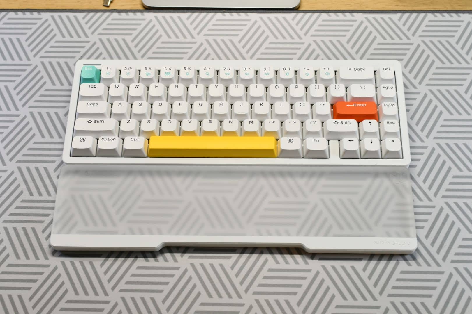 Nuphy Halo 65-with palm rest