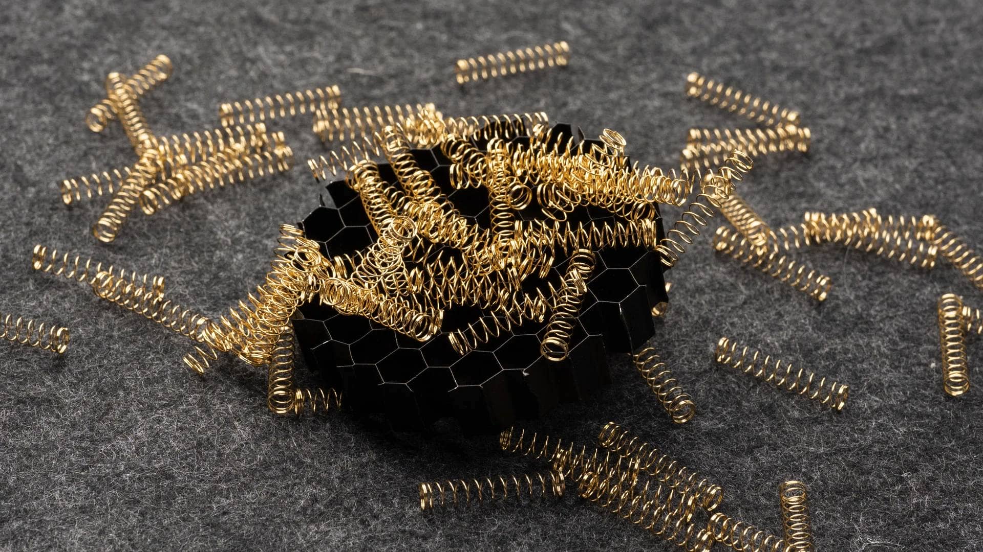 Keychron のCamo SwitchにDIYキットが登場 5 Keychron Gold Plated Spring