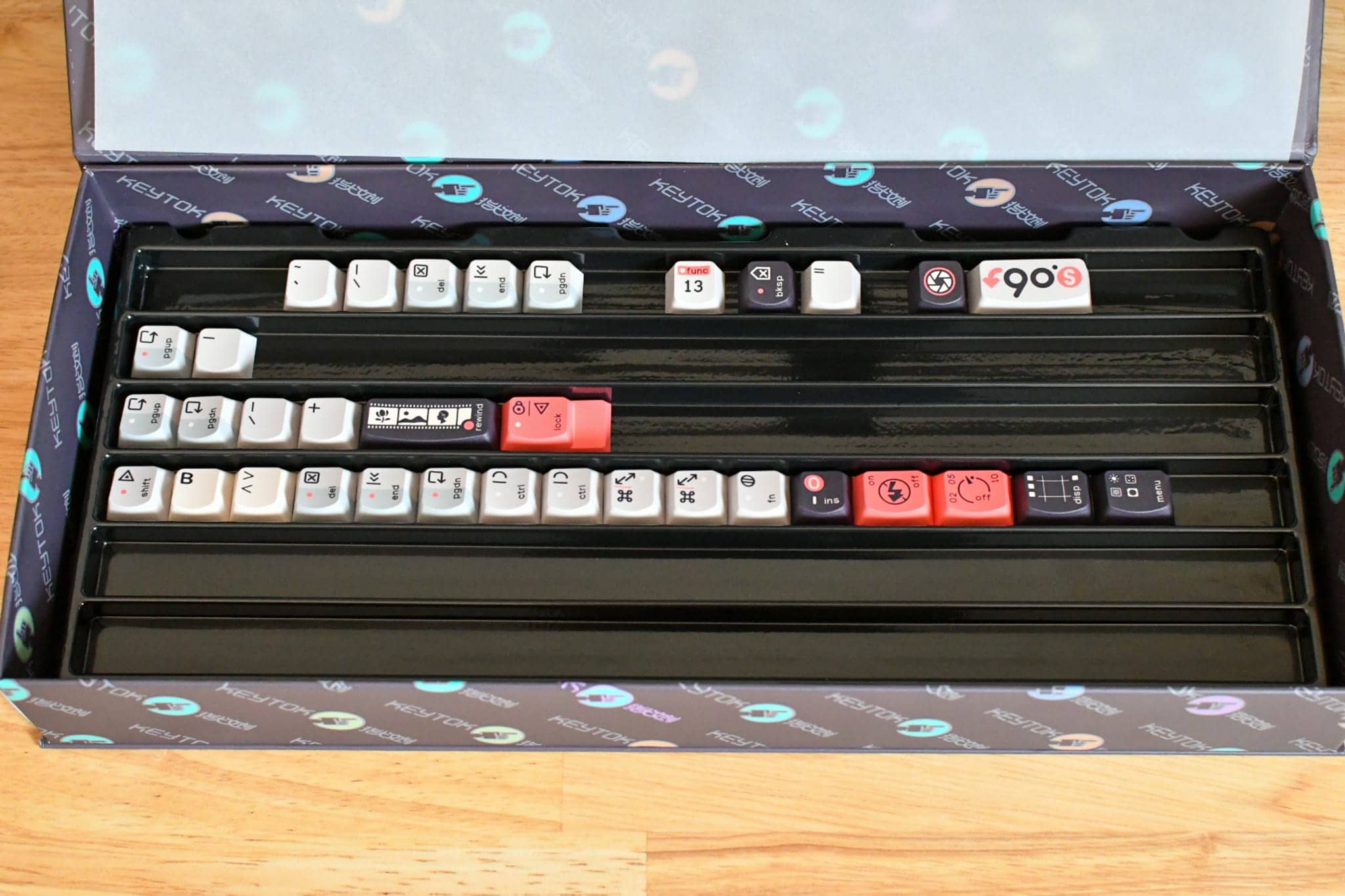 KeyTok Smile Turn To 90's Keycap Review|Retro and Pop 29 DSC 9361