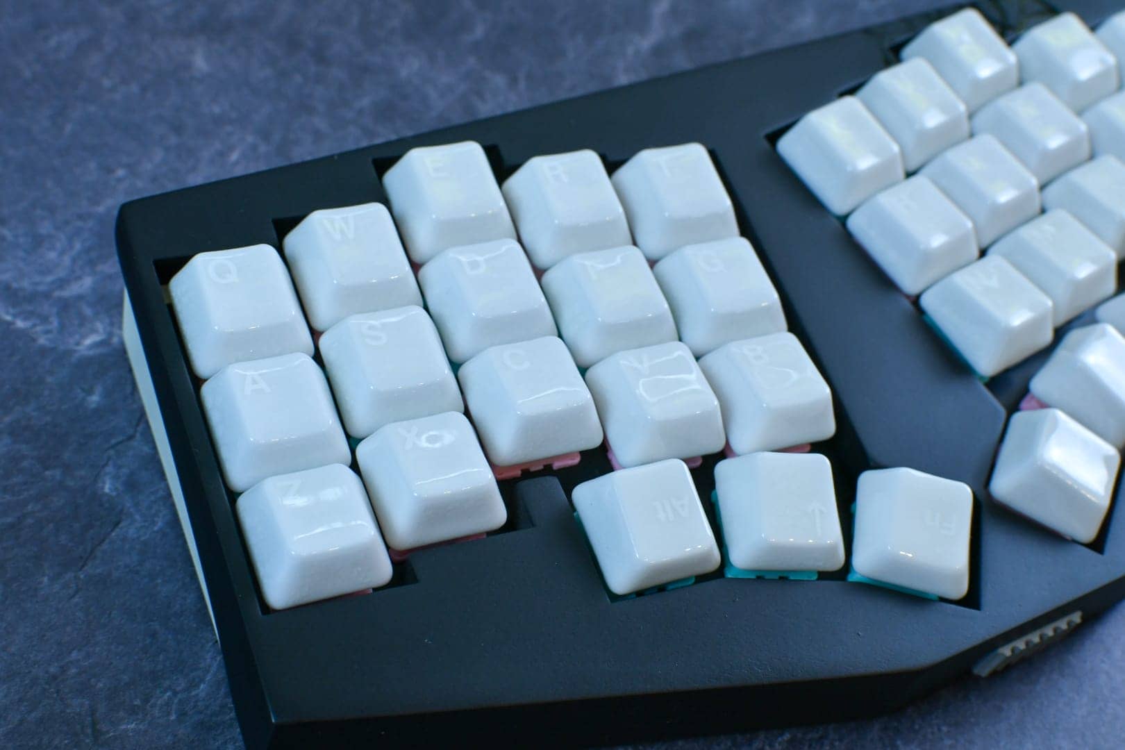 CerakeyのWhite CrazedとBlue Crazedキーキャップの刻印ありバージョンが再入荷|1週間限定で20%オフ 14 DSC 0885