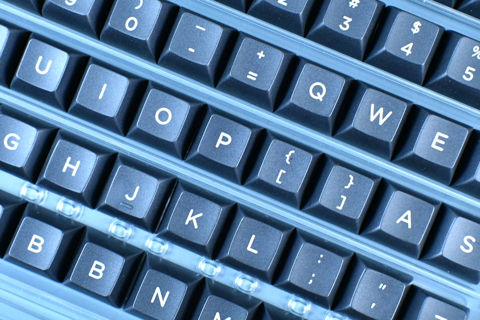 KAT White on Black(Candy/Extensions)をレビュー|シンプルだけどアクセントがかっこいいキーキャップ 40 DSC 1002