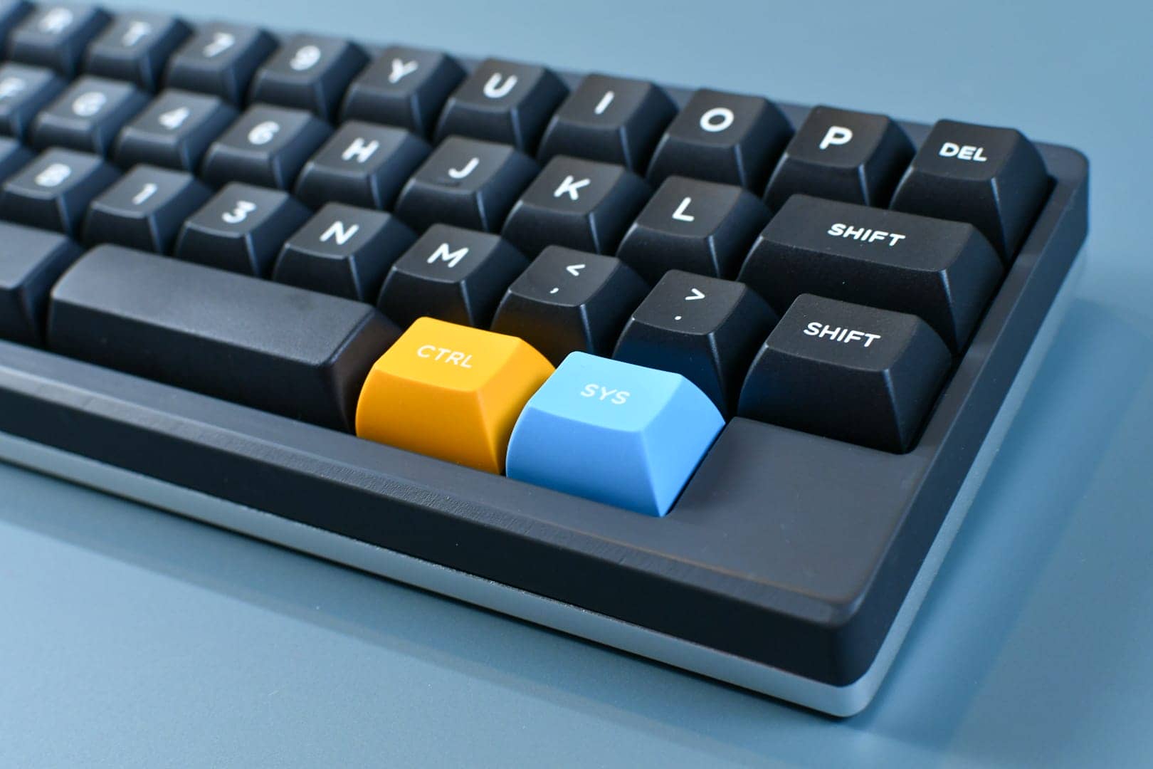 KAT White on Black(Candy/Extensions)をレビュー|シンプルだけどアクセントがかっこいいキーキャップ 44 DSC 1054