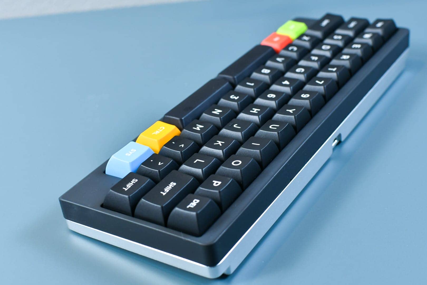 KAT White on Black(Candy/Extensions)をレビュー|シンプルだけどアクセントがかっこいいキーキャップ 43 DSC 1055