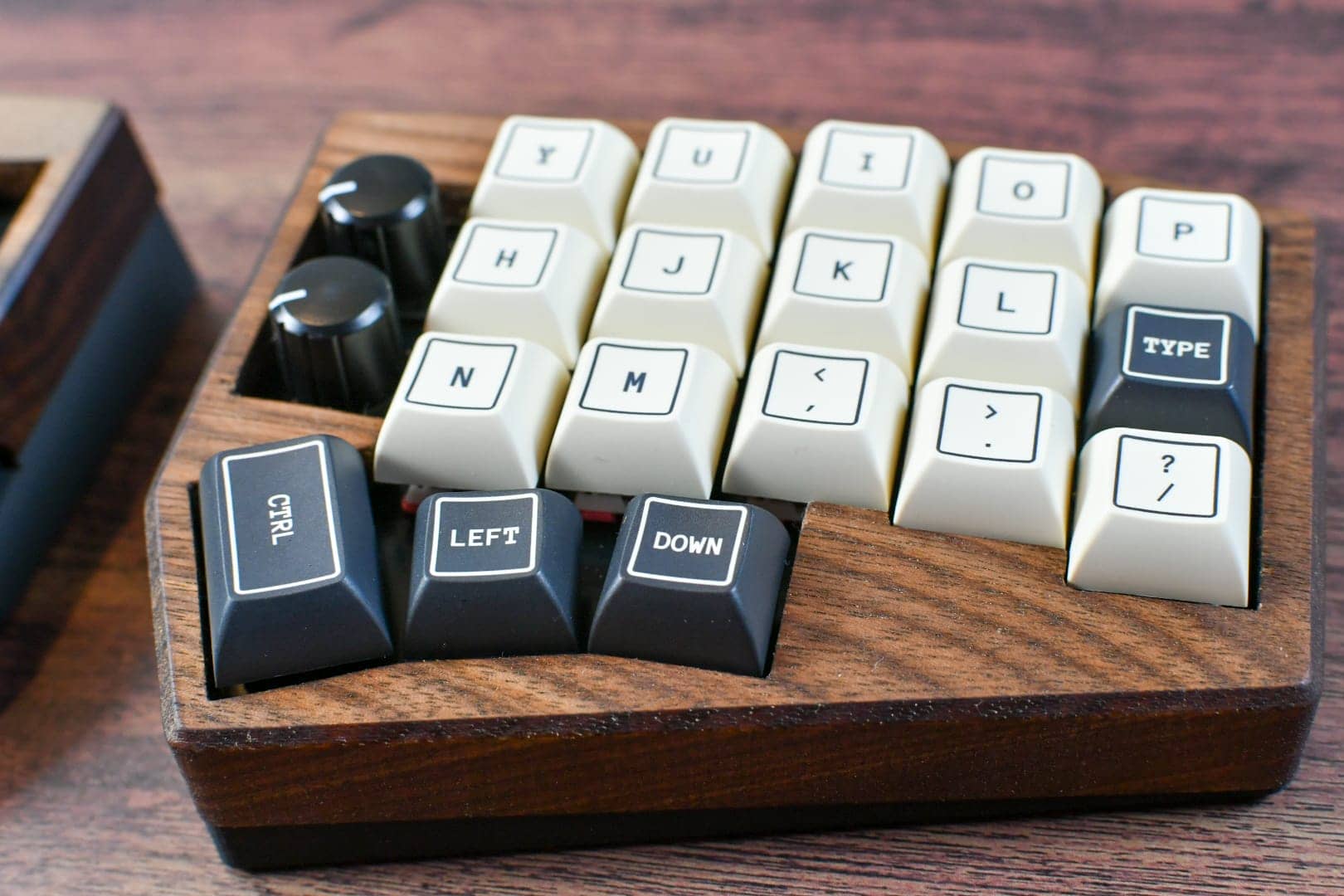 KAM Outlineレビュー|レトロとモダンが融合したシックなキーキャップセット 25 DSC 1063