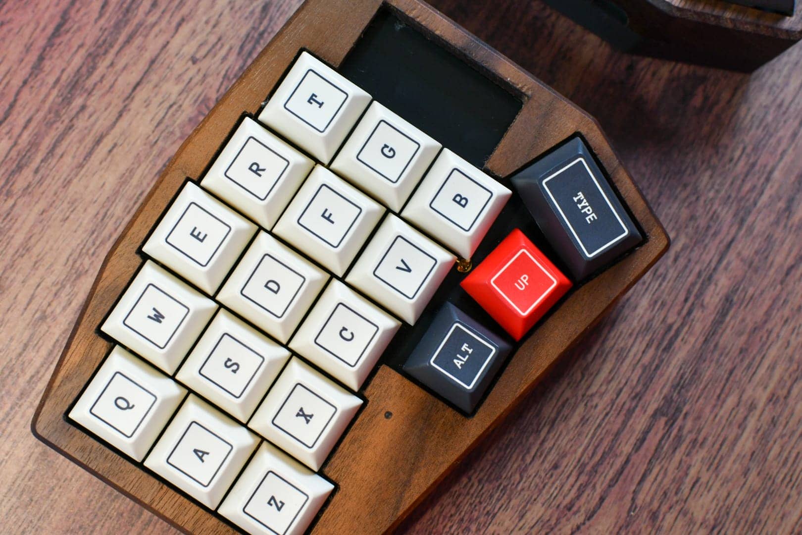 KAM Outlineレビュー|レトロとモダンが融合したシックなキーキャップセット 32 DSC 1064