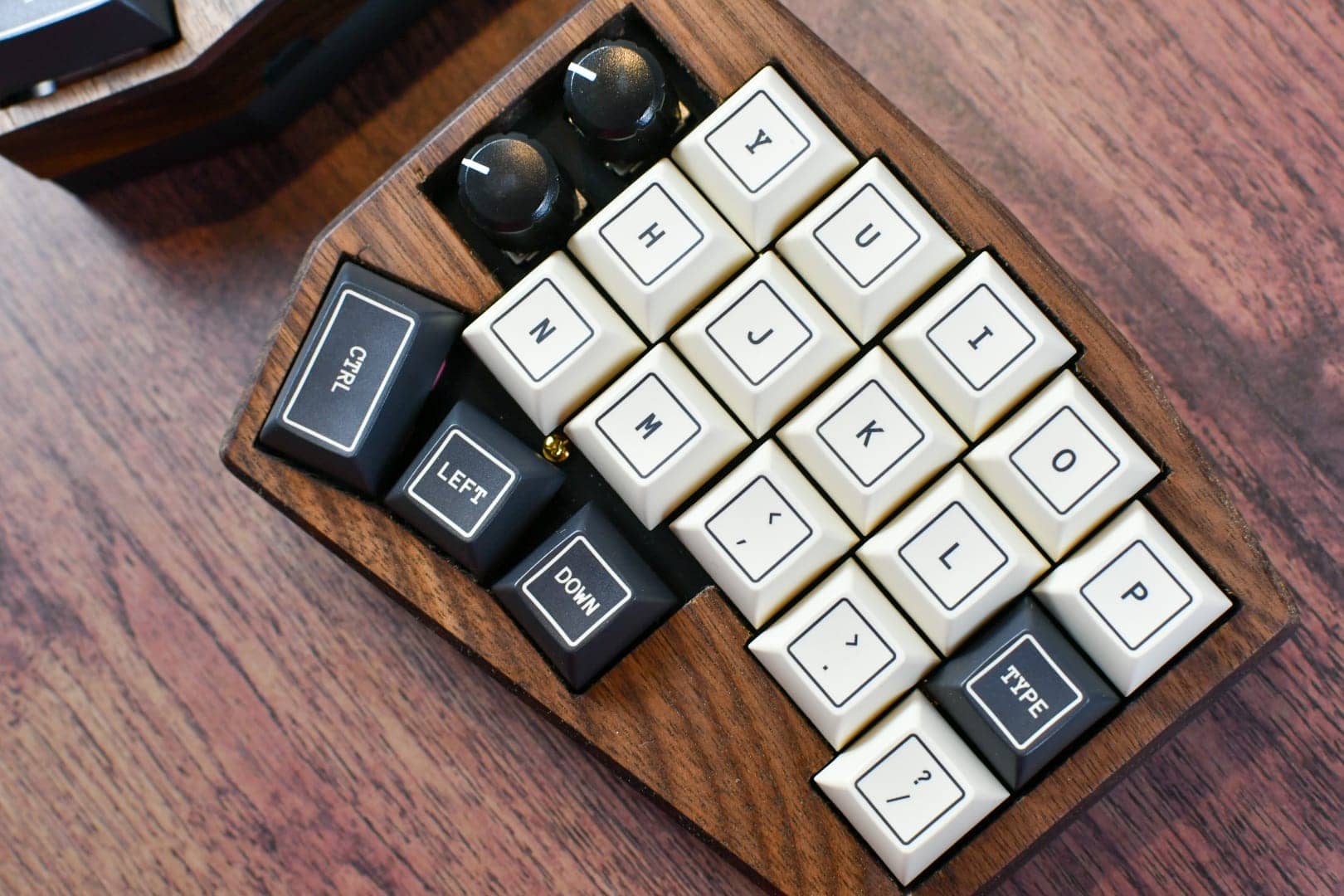 KAM Outlineレビュー|レトロとモダンが融合したシックなキーキャップセット 31 DSC 1065