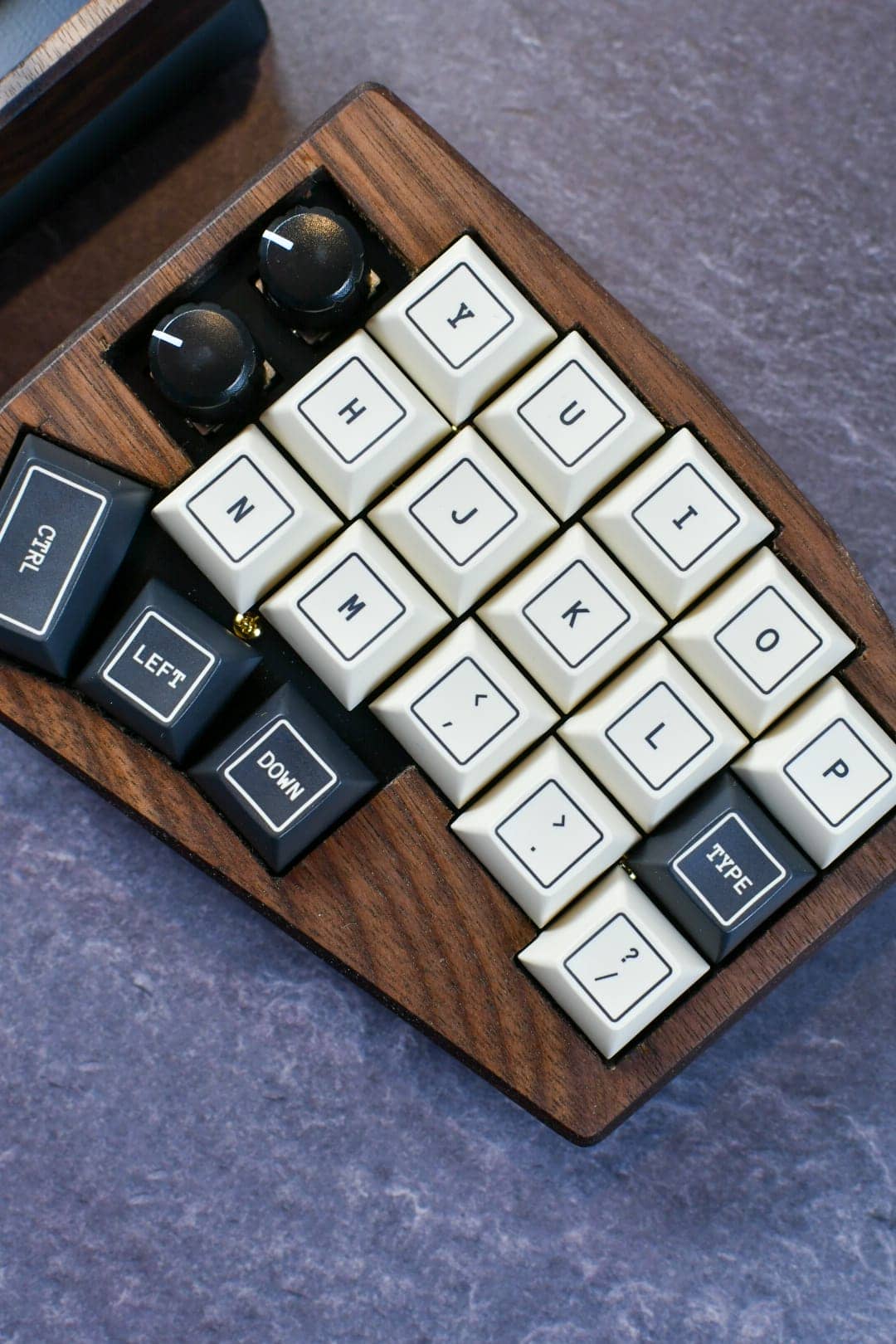 KAM Outlineレビュー|レトロとモダンが融合したシックなキーキャップセット 20 DSC 1068