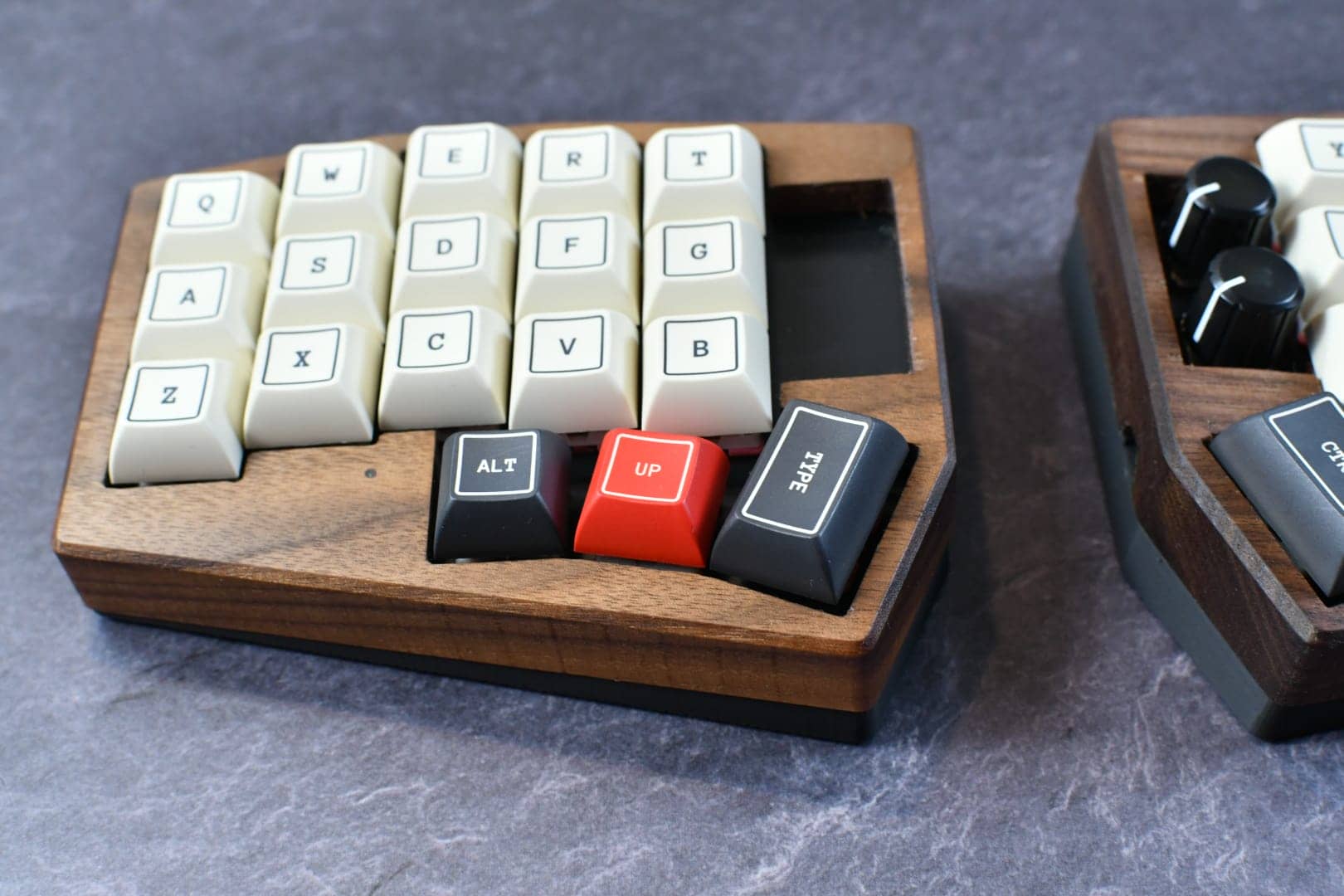KAM Outlineレビュー|レトロとモダンが融合したシックなキーキャップセット 22 DSC 1069