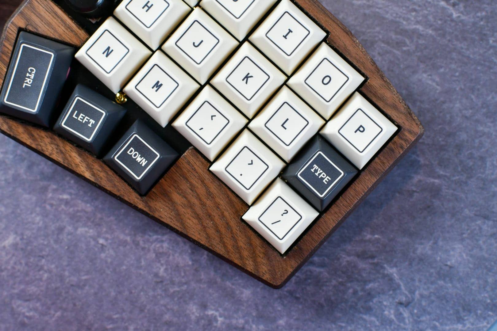 KAM Outlineレビュー|レトロとモダンが融合したシックなキーキャップセット 27 DSC 1072