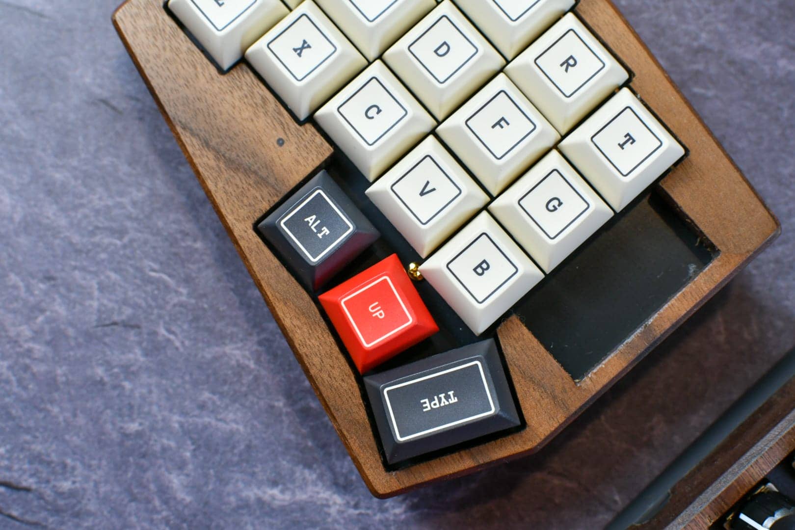 KAM Outlineレビュー|レトロとモダンが融合したシックなキーキャップセット 23 DSC 1073