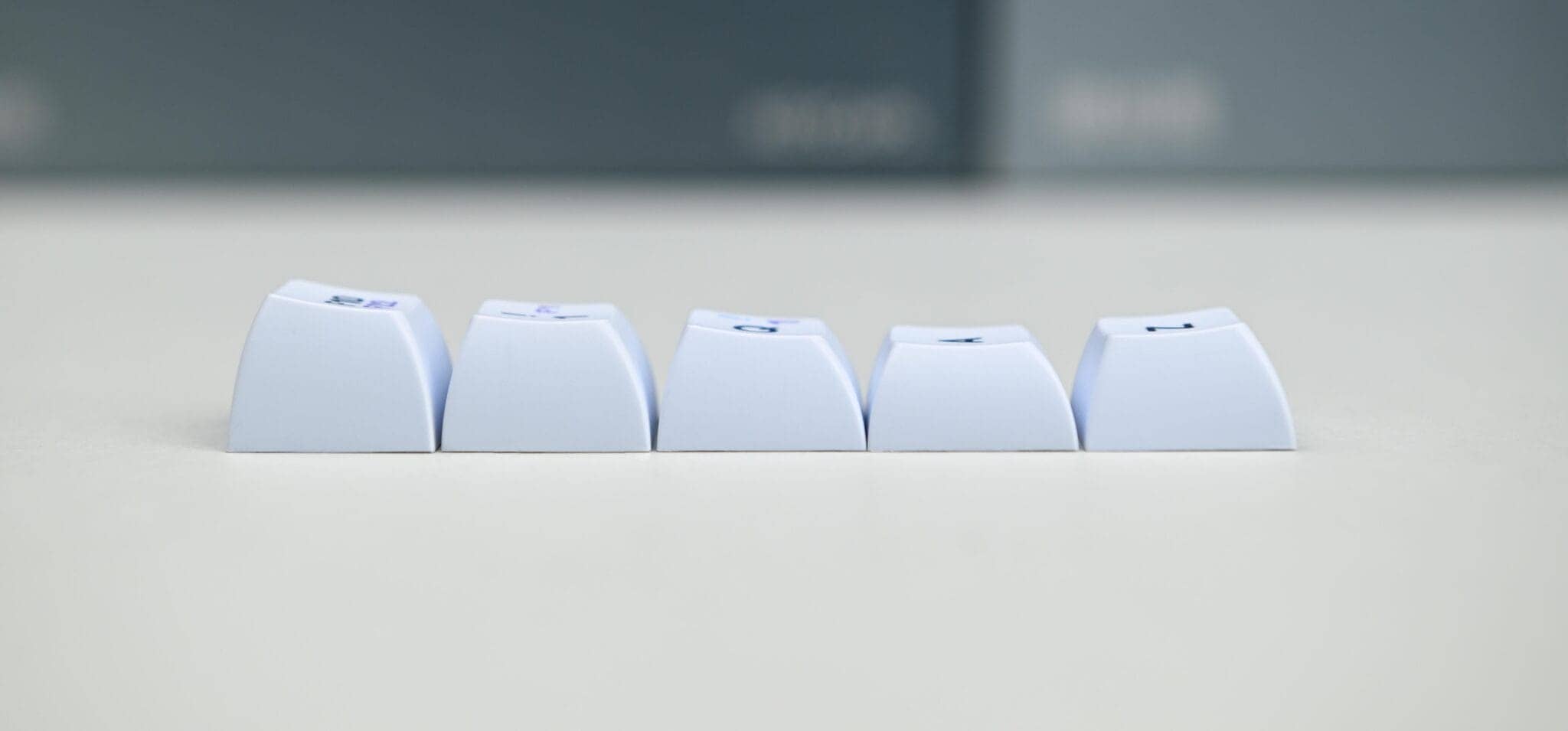 KAT White on Black(Candy/Extensions)をレビュー|シンプルだけどアクセントがかっこいいキーキャップ 3 KATプロファイルの側方傾斜