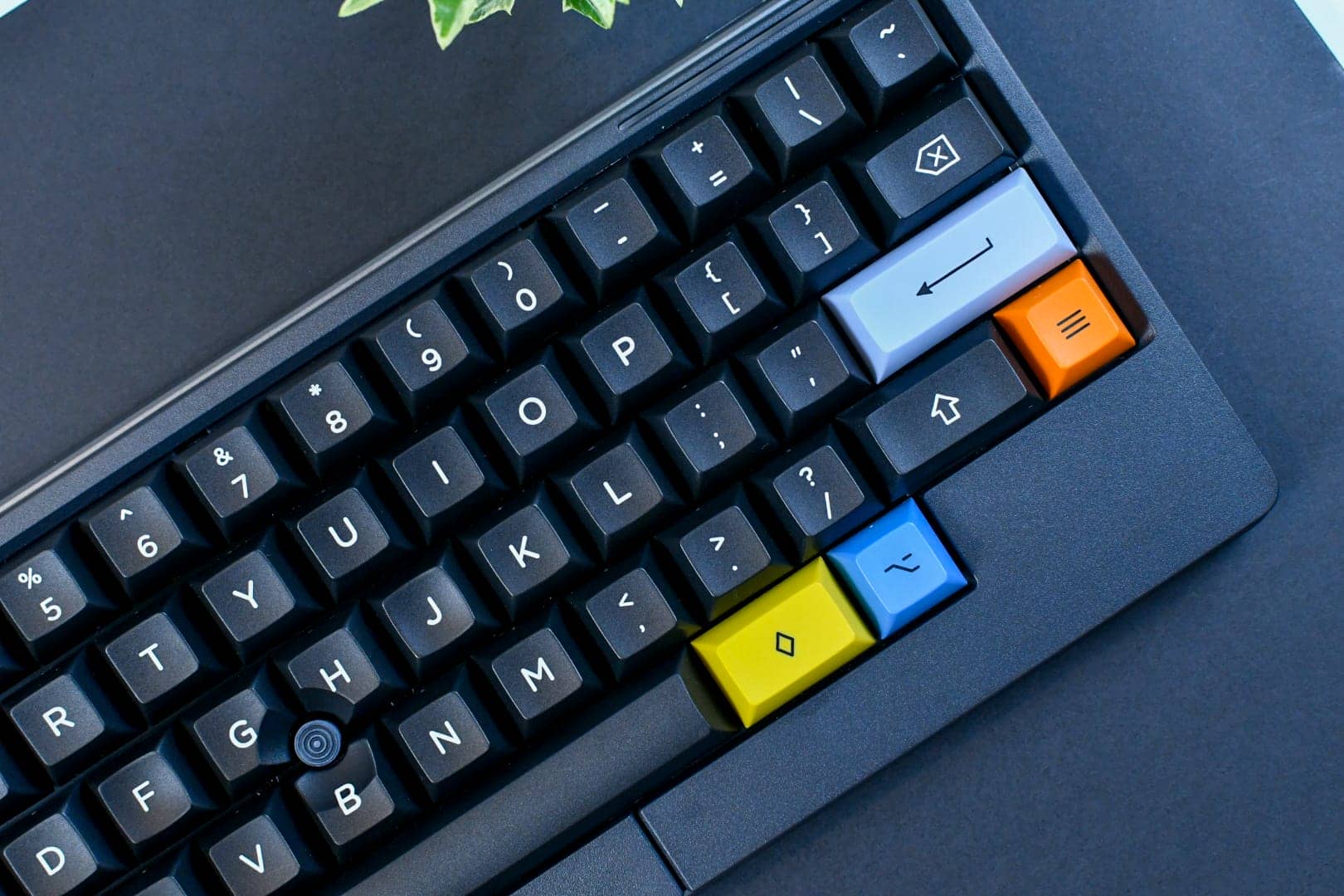 KAT White on Black(Candy/Extensions)をレビュー|シンプルだけどアクセントがかっこいいキーキャップ 23 photo 058