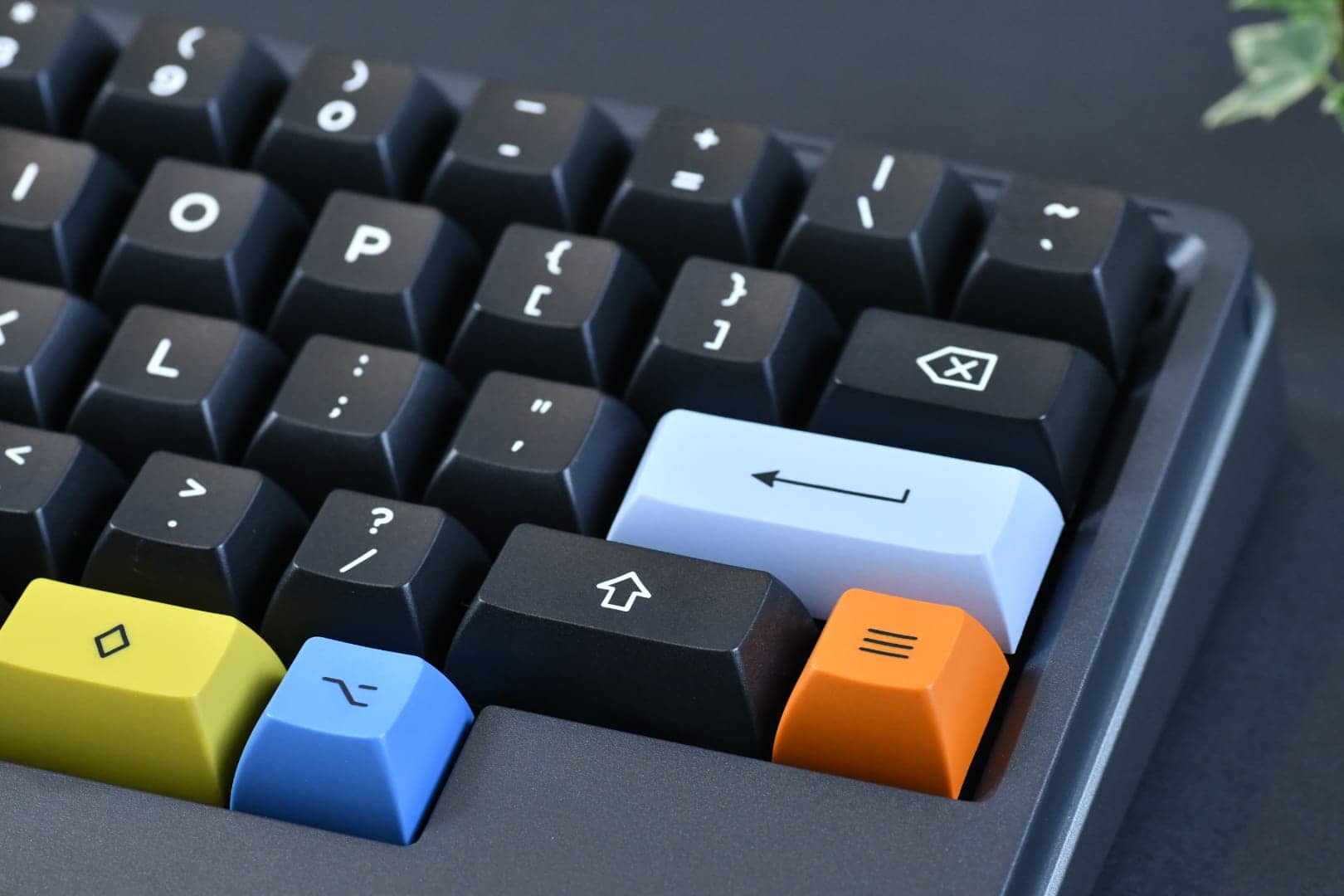 KAT White on Black(Candy/Extensions)をレビュー|シンプルだけどアクセントがかっこいいキーキャップ 21 photo 071