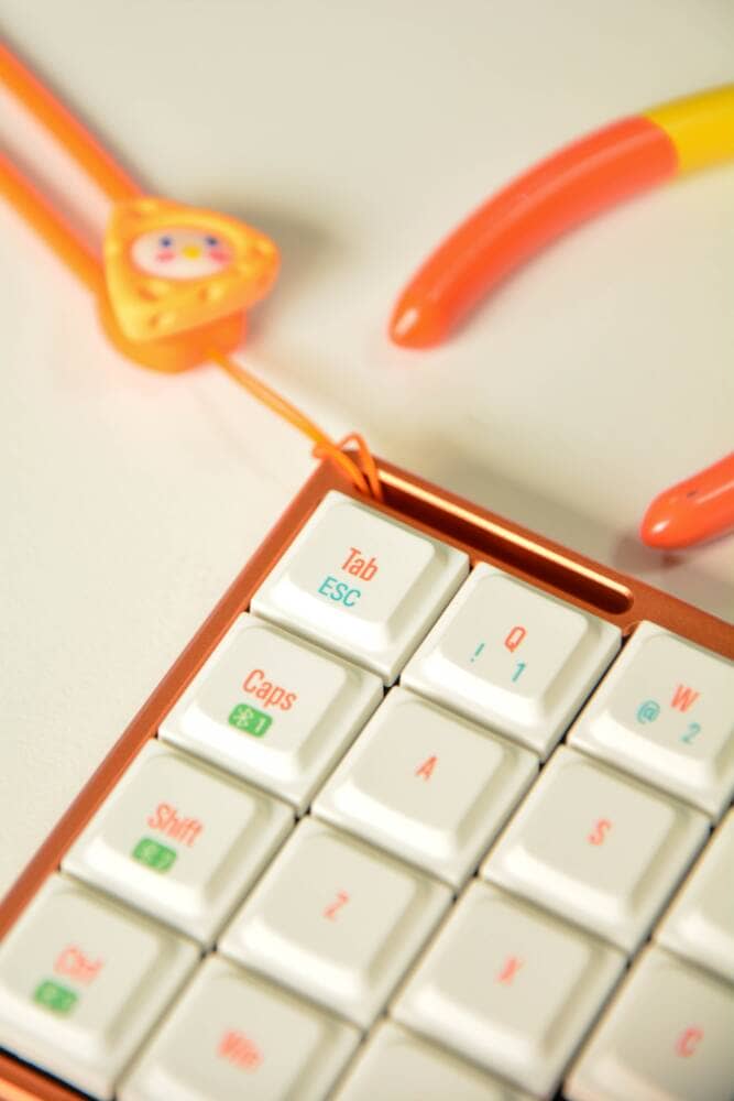 Cornix LPの新色「オレンジ」が公開される|生産に向けてのアンケートも実施 5 G37pRcqW0AEr3j2